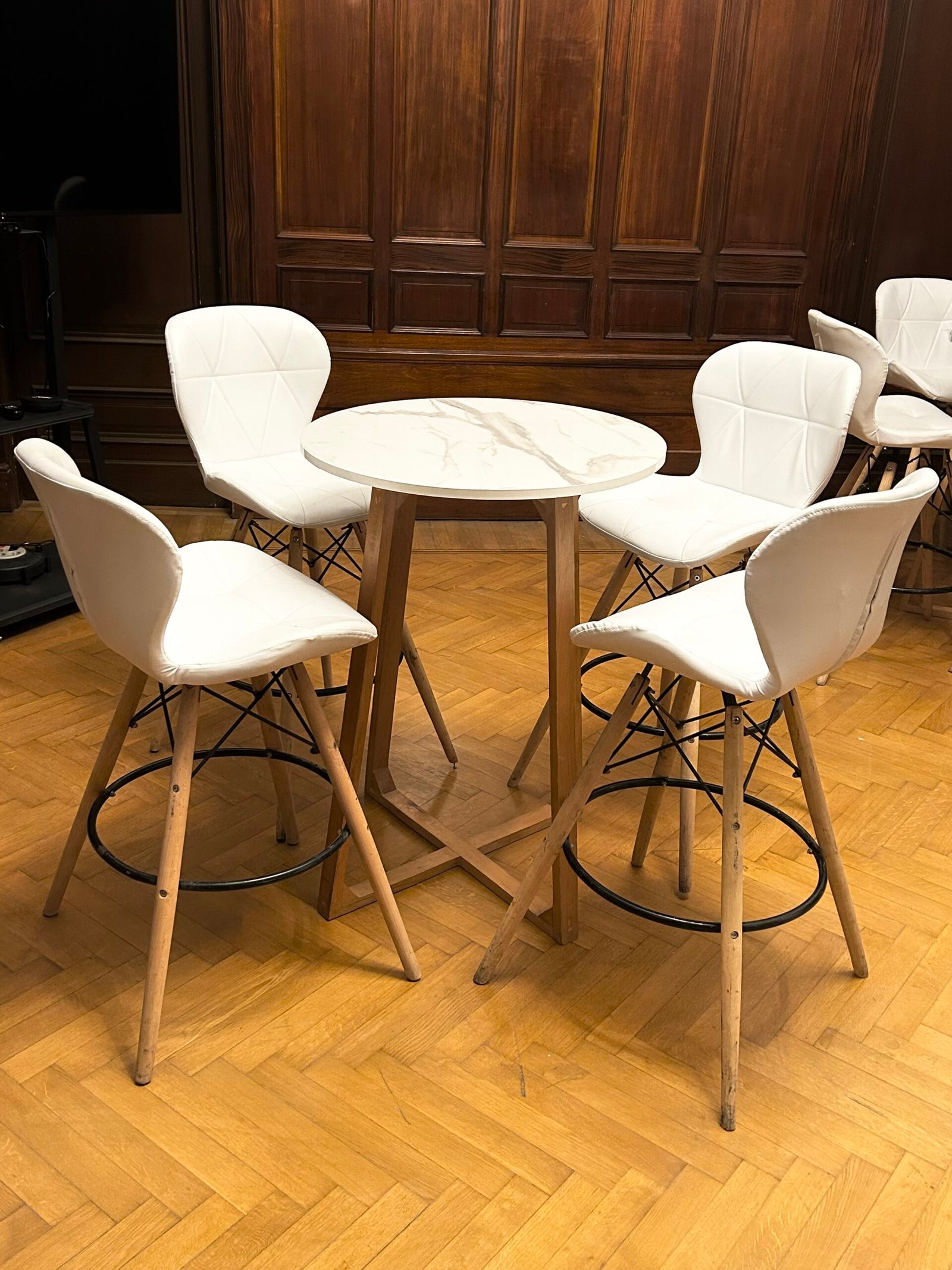 swan highchair - white